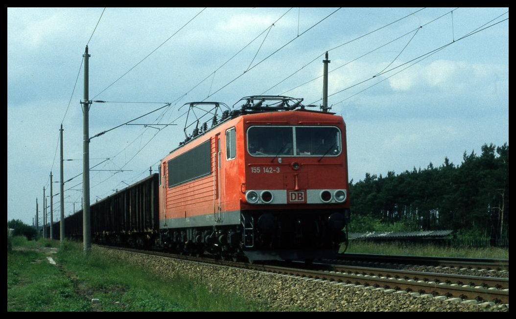 155142-3 der DB ist hier auf der KBS 202 am 13.6.2001 um 17.00 Uhr bei Lübben mit einem Leerzug in Richtung Guben unterwegs.