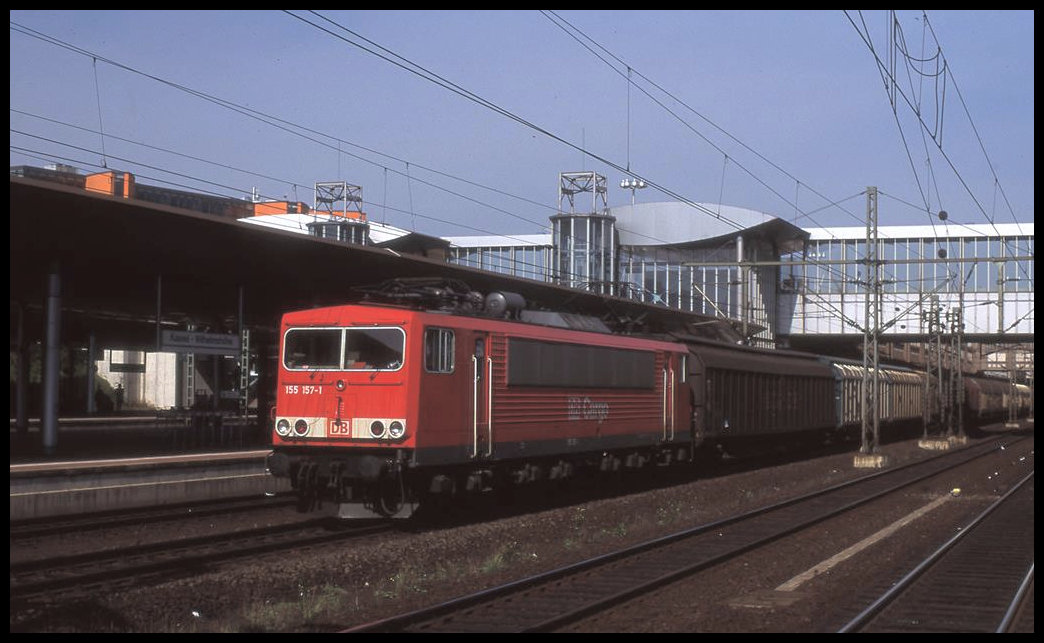 155157 kommt hier am 19.9.1999 um 11.45 Uhr mit einem Güterzug in Richtung Süden fahrend durch den Bahnhof Kassel - Wilhelmshöhe.