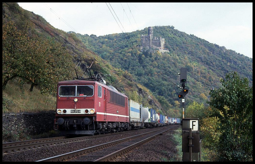 155272-8 ist mit einem Güterzug am 3.10.2002 um 14.23 Uhr unterhalb der Burg Maus auf der rechten Rheinstrecke in Richtung Köln unterwegs.