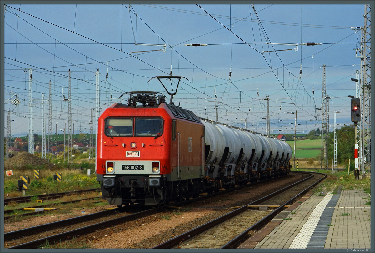 156 002-8 der MEG wartet mit einem Kalkzug aus Schraplau in Röblingen am See auf die Ausfahrt. (20.10.2019)