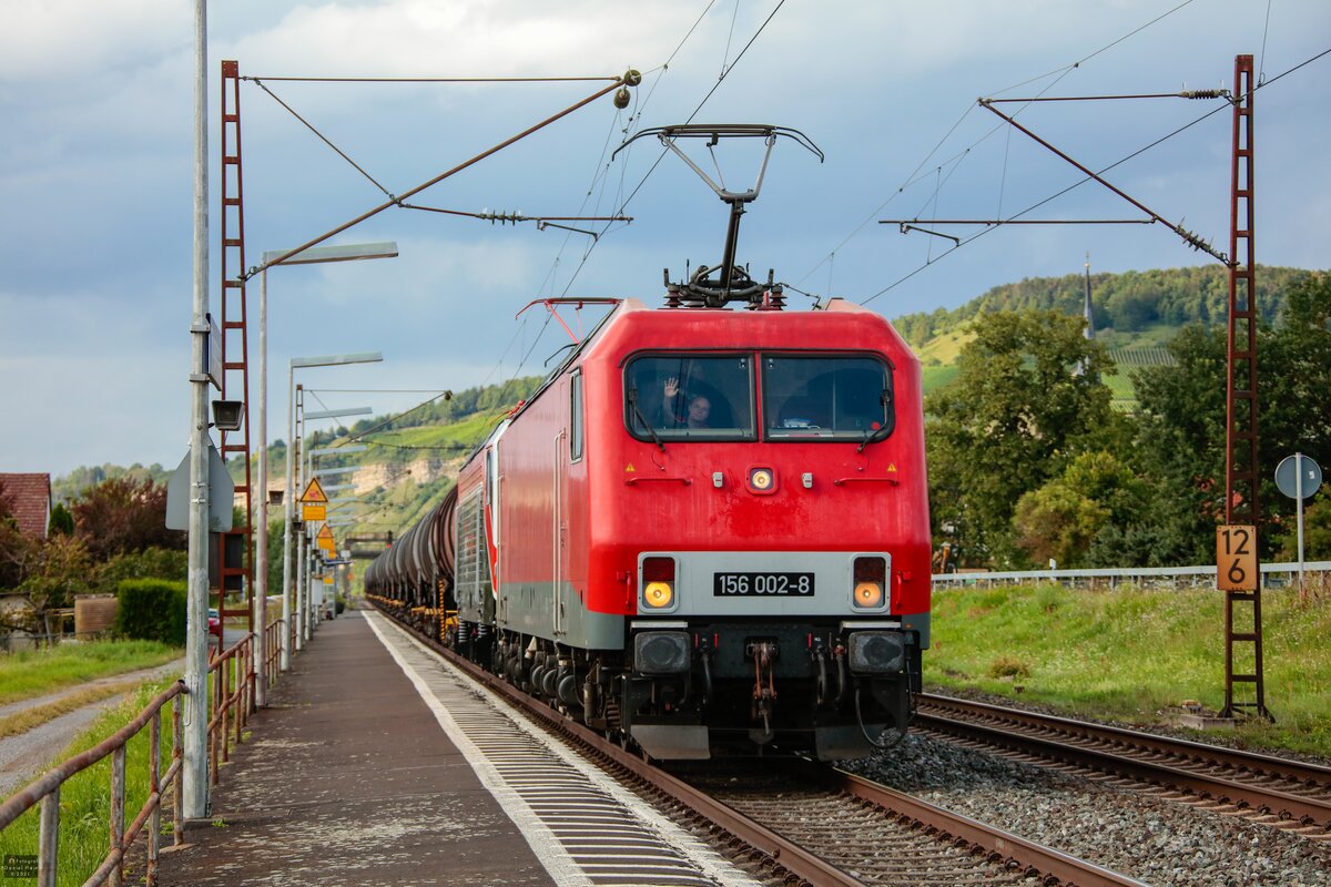 156 002-8 mit Kesselzug in Thüngersheim, August 2021.
