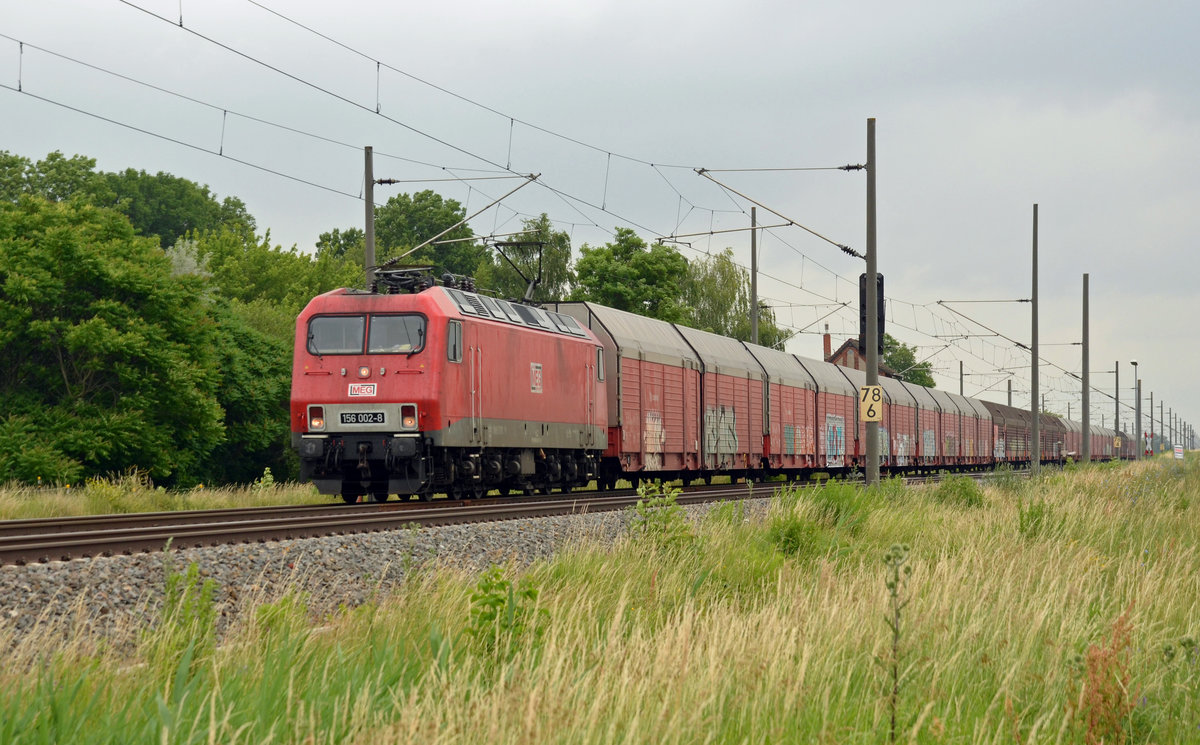 156 002 der MEG führte am 23.06.17 einen Autozug durch Braschwitz Richtung Halle(S).