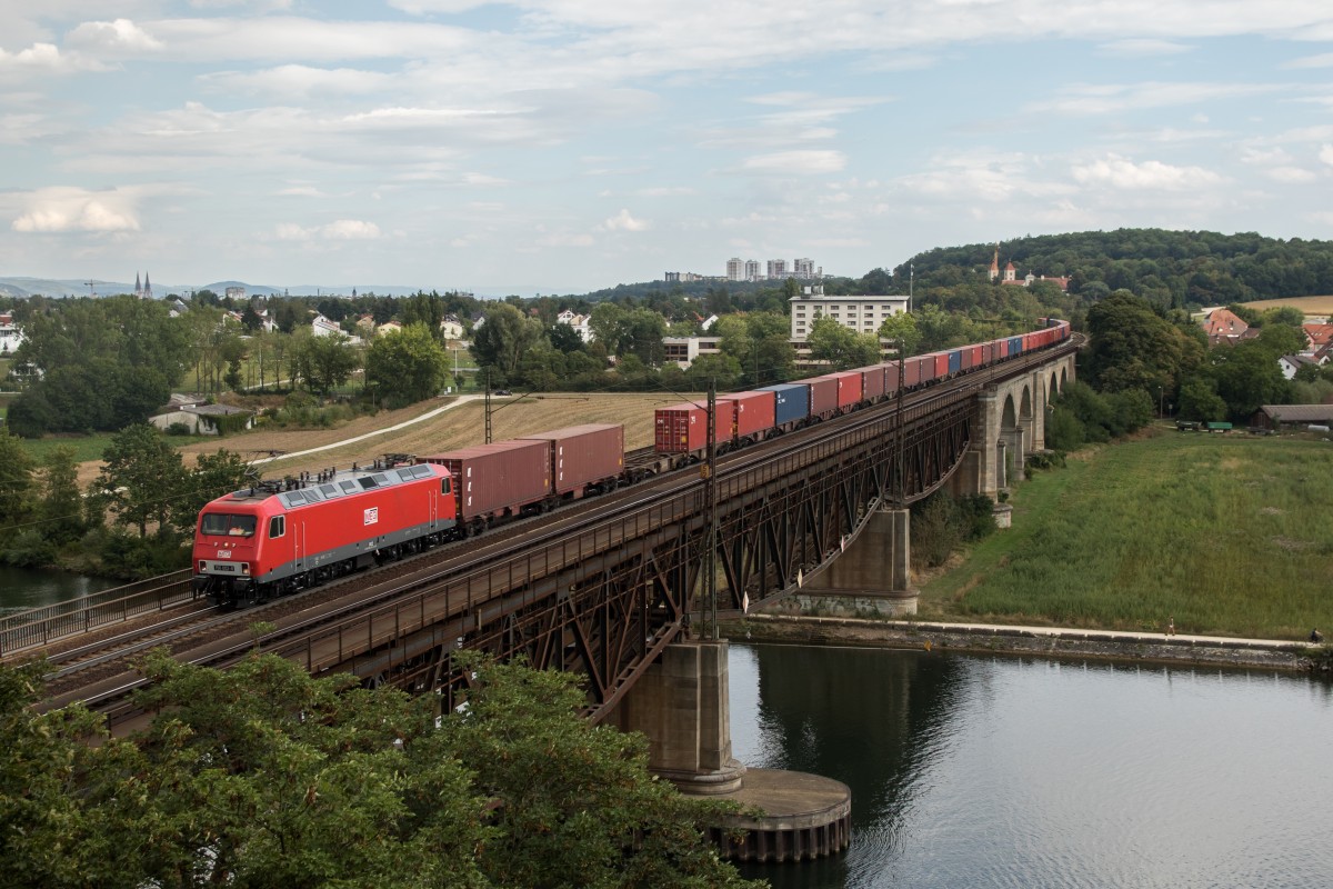 156 002 der MEG mit einem Containerzug am 28. August 2015 auf der Mariaorter Brücke in Regensburg-Prüfening.