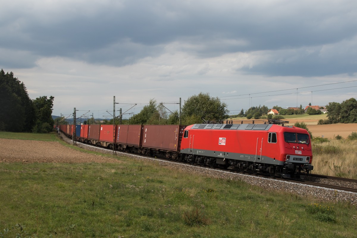156 002 der MEG mit einem Containerzug am 28. August 2015 bei Sinngrün.