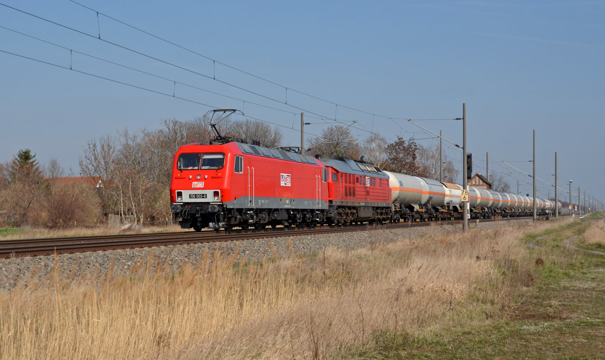 156 003 der MEG führte neben einem Kesselwagenzug noch 232 489 am 23.03.19 durch Braschwitz Richtung Halle(S).