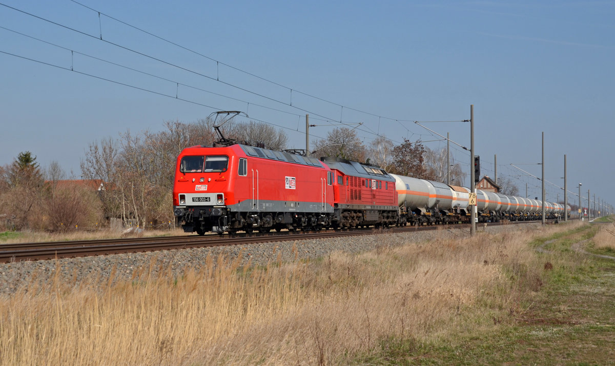 156 003 der MEG führte neben einem Kesselwagenzug noch 232 489 am 23.03.19 durch Braschwitz Richtung Halle(S).
