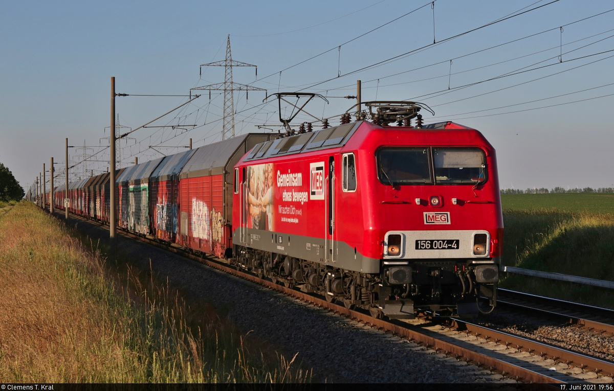 156 004-4 (Lok 804) bewegt sich mit geschlossenen Autotransportwagen auf das rote Blocksignal in Braschwitz Richtung Halle (Saale) zu.
Viele Grüße zurück an den Tf!

🧰 Mitteldeutsche Eisenbahn GmbH (MEG)
🚩 Bahnstrecke Magdeburg–Leipzig (KBS 340)
🕓 17.6.2021 | 19:56 Uhr