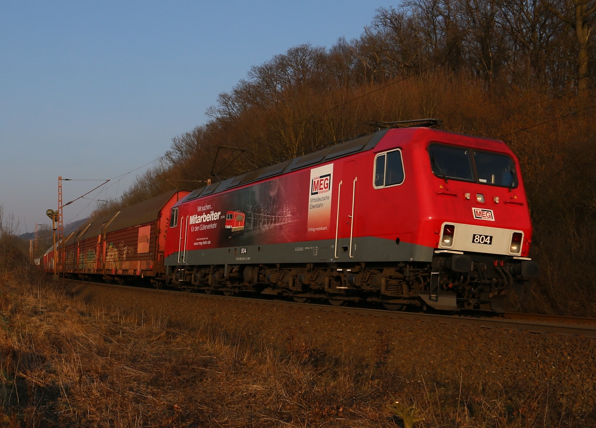 156 004 (MEG 804) mit geschlossenen Autotransportwagen in Fahrtrichtung Eichenberg. Aufgenommen am 20.03.2015 zwischen Friedland und Eichenberg.