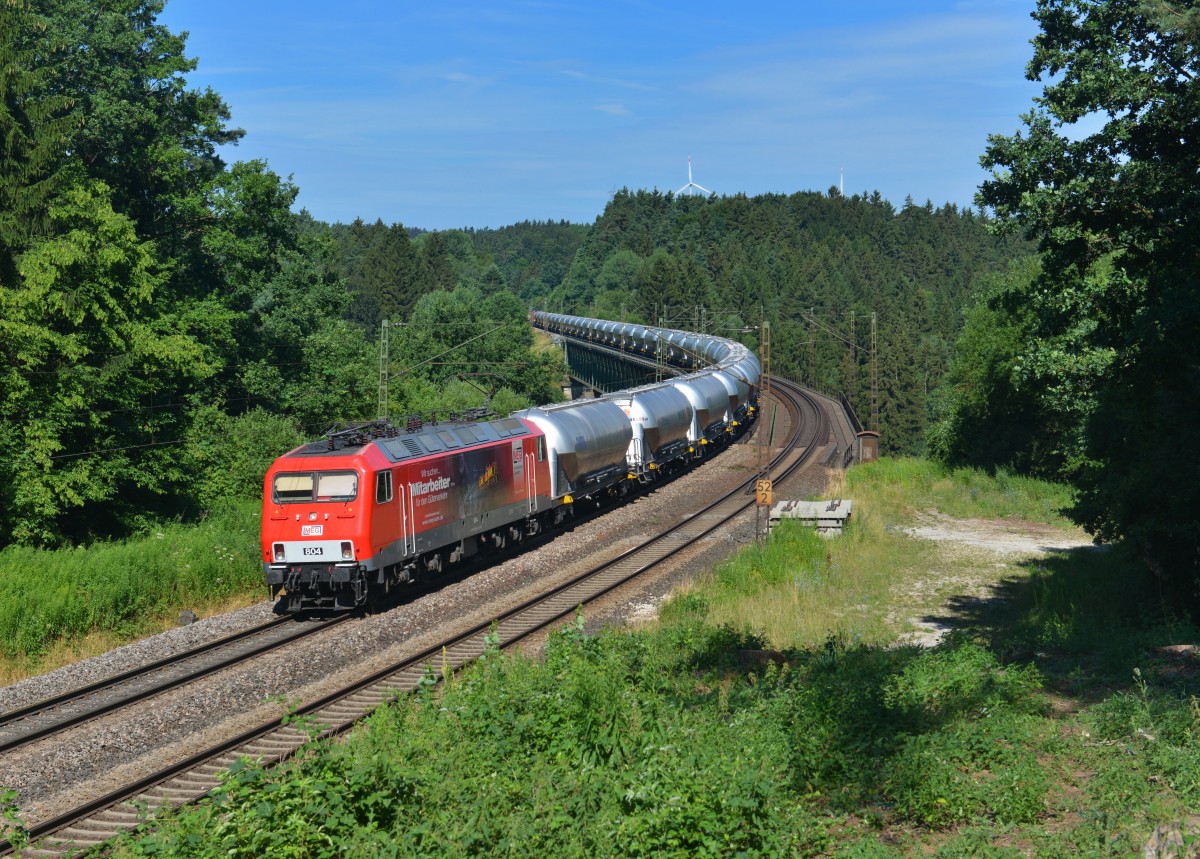 156 004 (MEG 804) mit einem Güterzug am 22.07.2015 bei Deining. 
