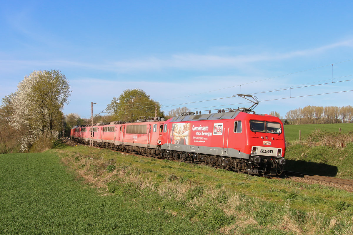 156 004 der Mitteldeutschen Eisenbahn GmbH zog am 09. und 10. April 2020 den DGS 95223, einen Lokzug bestehend aus 155 127, 140 537, 140 401, 139 132, 140 506 und der firmeneigenen 232 489, von Rostock Seehafen nach Opladen zur dort ansässigen Entsorungsfirma Bender.
Besagter Zug passiert hier die Fotostelle bei Ellscheid in Fahrtrichtung Haan.