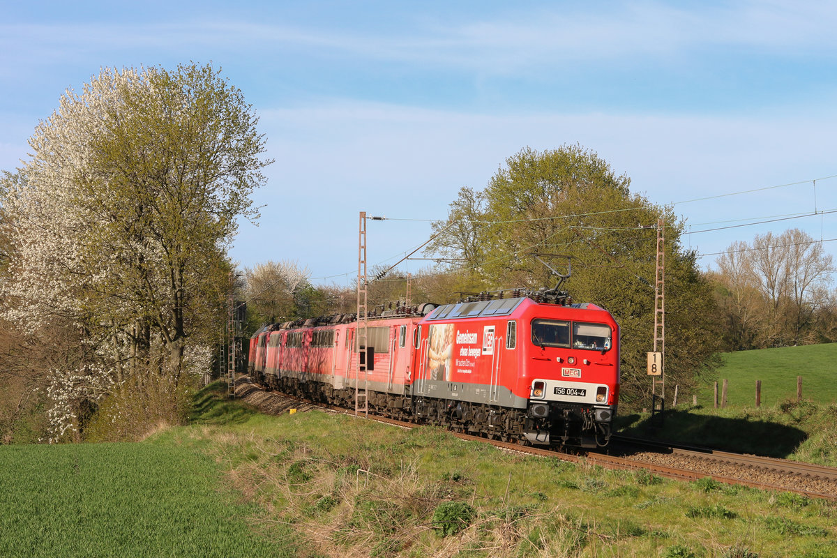 156 004 der Mitteldeutschen Eisenbahn GmbH zog am 09. und 10. April 2020 den DGS 95223, einen Lokzug bestehend aus 155 127, 140 537, 140 401, 139 132, 140 506 und der firmeneigenen 232 489, von Rostock Seehafen nach Opladen zur dort ansässigen Entsorungsfirma Bender.
Besagter Zug passiert hier die Fotostelle bei Ellscheid in Fahrtrichtung Haan.