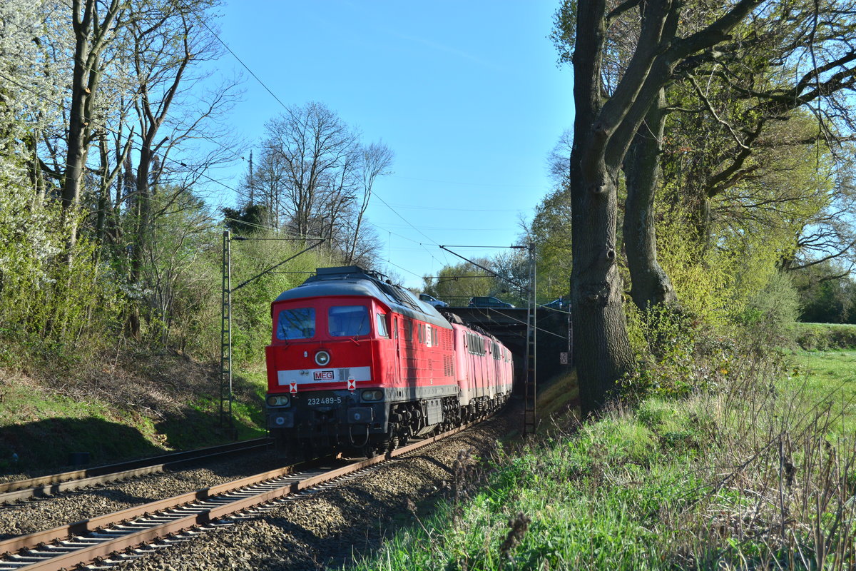 156 004 zieht 155 127, 140 537, 140 401, 139 132, 140 506 auf ihrem letzten Weg nach Opladen durch Haan. Am Zugschluss hängt noch die MEG 232 489. 

Haan 10.04.2020