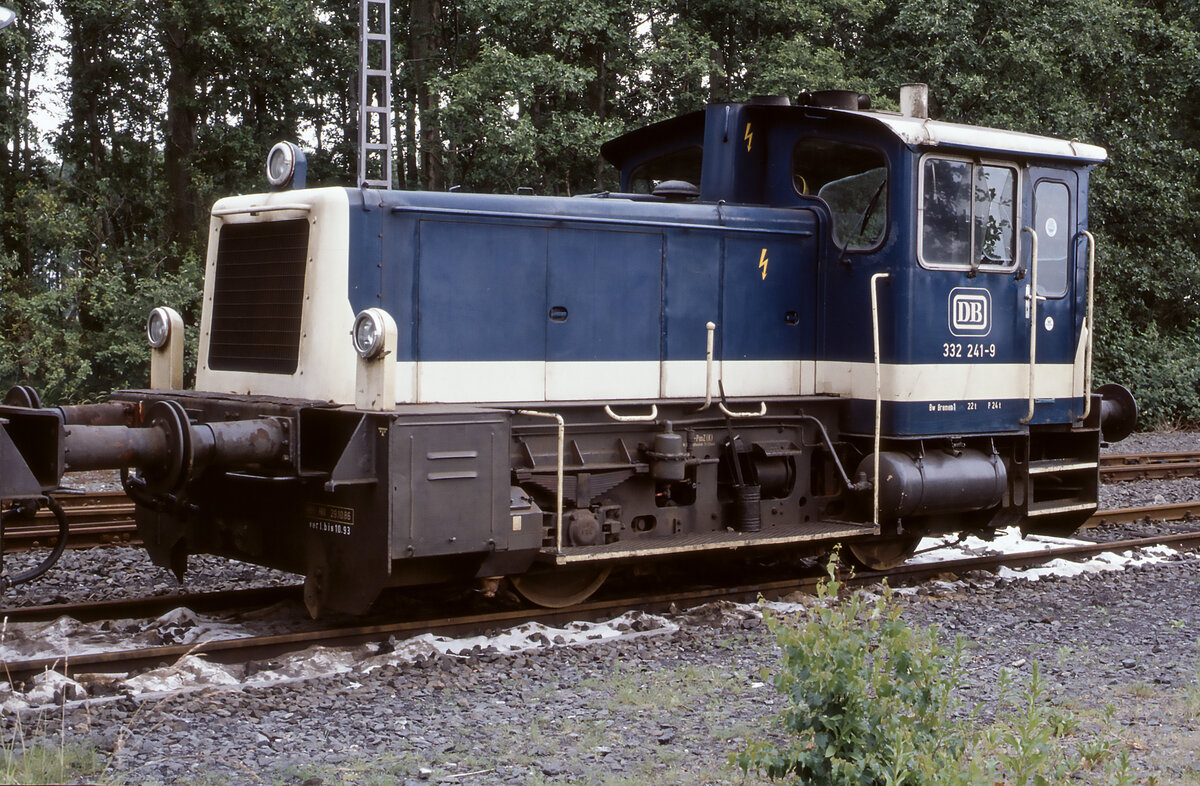 15.6.1993 - Sande - BR 332 241 wartet auf den nächsten Einsatz (Bild vom Dia)