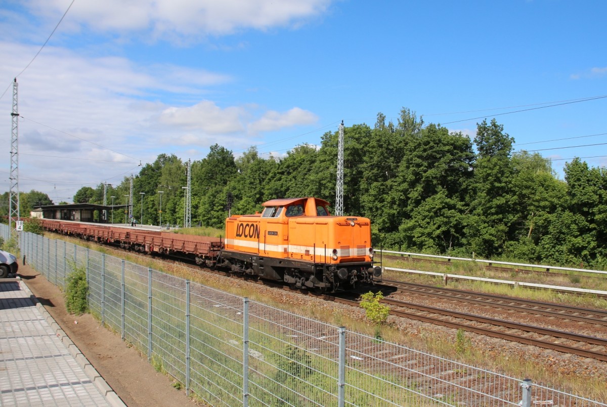 15.6.2015 Zepernick. Locon 206 / (212 095-4) mit Flachwagen Richtung Eberswalde