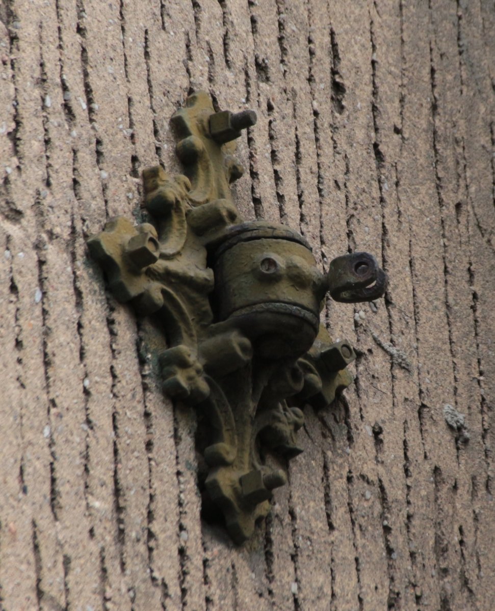 15.6.2018. Berlin, Romain-Rolland-Str. Alte Halterung der Straßenbahn-Fahrdrahtanlage