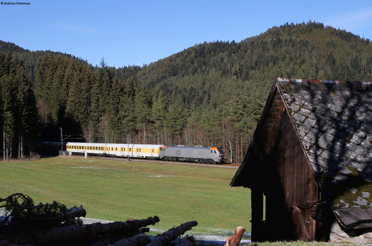 159 001-7 und 193 247-4 mit dem Mess ST 92085 (Hausach-St.Georgen(Schwarzw)) bei Niederwassser 14.2.19