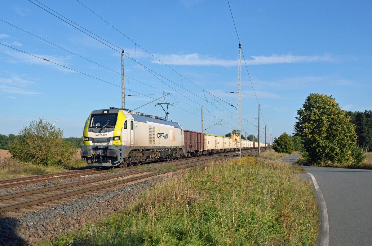 159 104 der Captrain schleppte am 17.09.23 einen Hochbordwagenzug durch Wittenberg-Labetz Richtung Dessau.