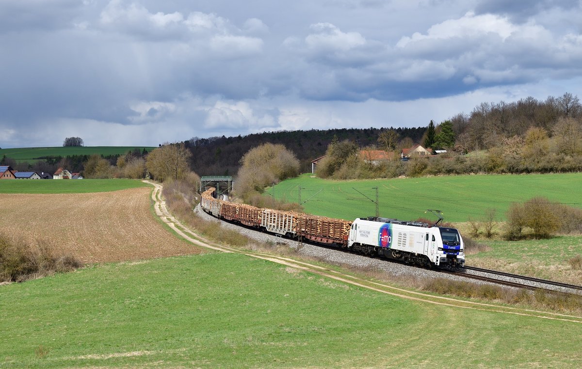 159 202 mit einem Holzzug am 14.04.2021 bei Edlhausen.