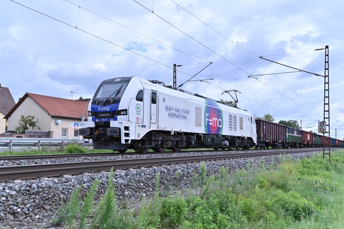 159 202 mit Hochbordwagen gen Karlstadt durch Thüngersheim am Mittag des 31.8.2021