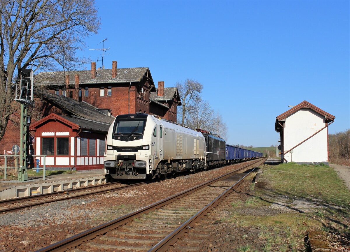 159 206 und 155 007 (EBS) fuhren am 30.03.21 einen leeren Holzzug nach Sonneberg. Hier ist der Zug in Neustadt an der Orla zu sehen.