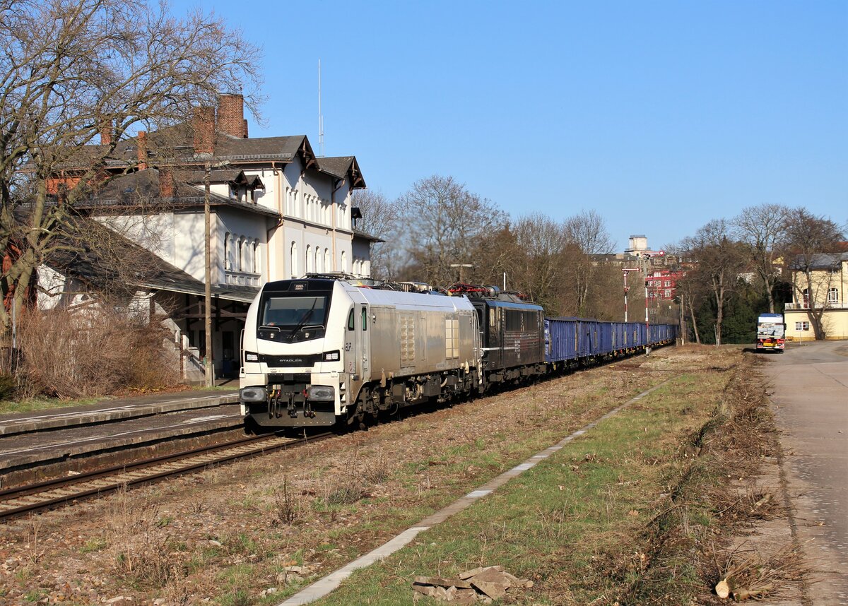 159 206 und 155 007 (EBS) fuhren am 30.03.21 einen leeren Holzzug nach Sonneberg. Hier ist der Zug in Pößneck oberer Bahnhof zu sehen.