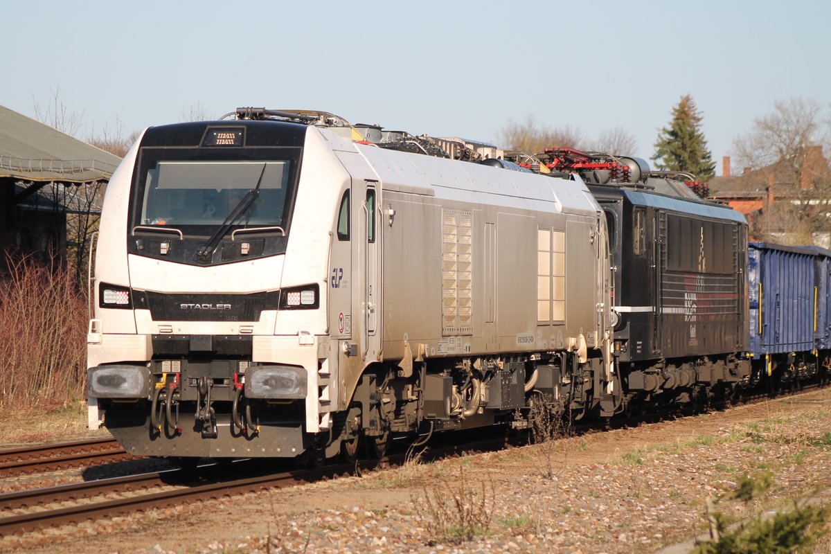 159 206-2 (90 80 2159 206-2 D-RCM) zusammen mit 155 007-8 (beide für EBS) und einem leeren Holzzug am 30.3.2021 auf dem Weg nach Saalfeld/Saale. Hier bei der Durchfahrt durch Pößneck oberer Bahnhof