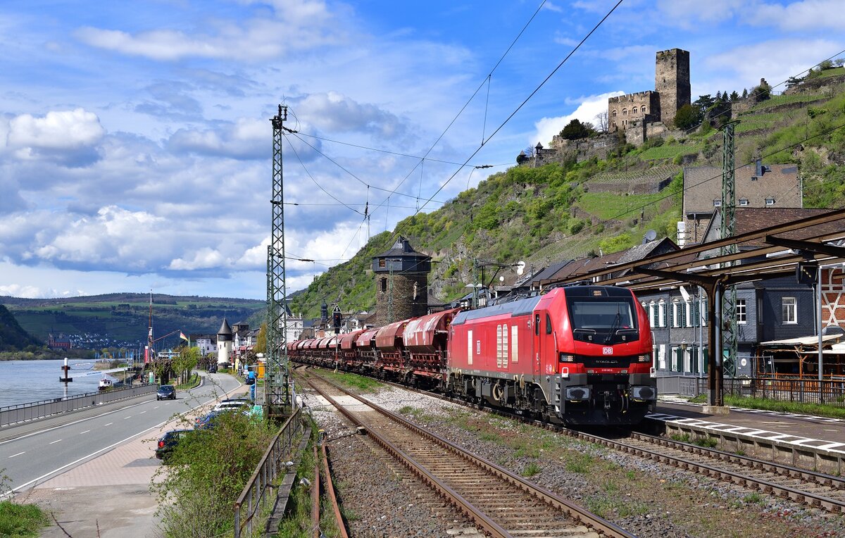 159 207 mit einem Güterzug am 14.04.2023 bei Kaub.