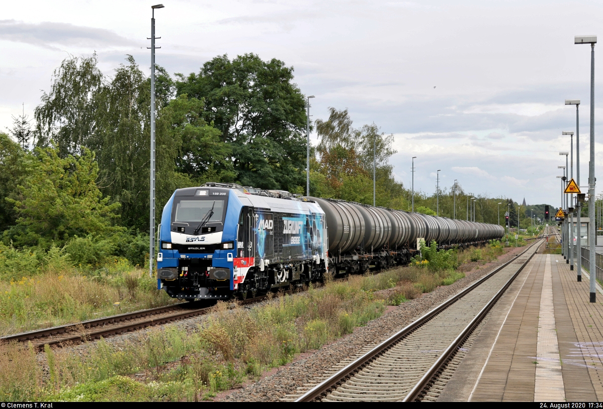 159 208-8 (Stadler Eurodual 2159) erreicht mit leeren Kesselwagen (Biodiesel) den Endbahnhof Halle-Trotha. Später wird der Zug noch in den Hafen Halle rangiert.

🧰 Rail Care and Management GmbH (RCM)/European Loc Pool AG (ELP), vermietet an die BSAS EisenbahnVerkehrs GmbH & Co. KG
🚝 DGS 95639 Sangerhausen–Halle-Trotha
🚩 Bahnstrecke Halle–Vienenburg (KBS 330)
🕓 24.8.2020 | 17:34 Uhr