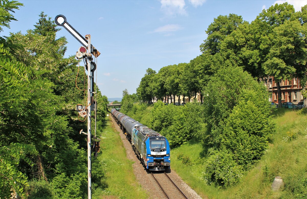 159 208 BSAS fuhr am 16.06.21 einen Kesselzug von Lederhose-Neustadt (Donau). Hier ist der Zug in Pößneck oberer Bahnhof bei der Einfahrt zu sehen.