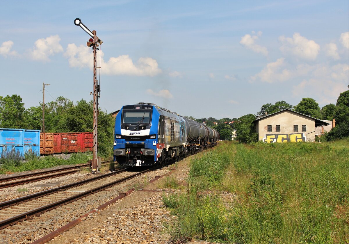 159 208 BSAS fuhr am 16.06.21 einen Kesselzug von Lederhose-Neustadt (Donau). Hier ist der Zug in Pößneck oberer Bahnhof bei der Ausfahrt zu sehen.