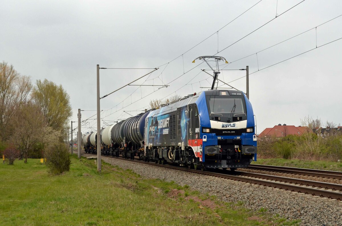 159 208 der BSAS schleppte am 15.04.21 einen Kesselwagenzug durch Greppin Richtung Bitterfeld.