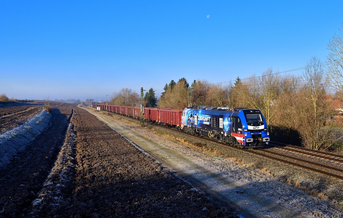 159 208 mit einem Güterzug am 23.11.2021 bei Langenisarhofen.