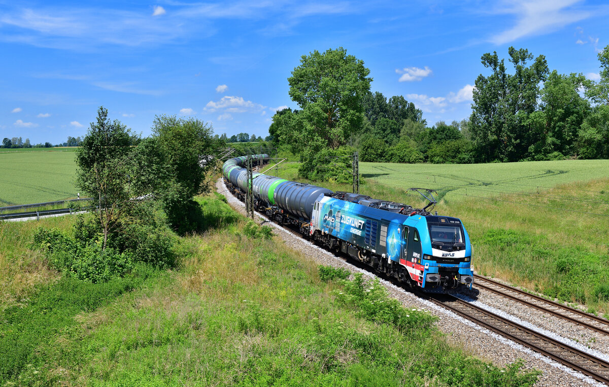 159 209 mit einem Kesselzug am 14.06.2022 bei Langenisarhofen.
