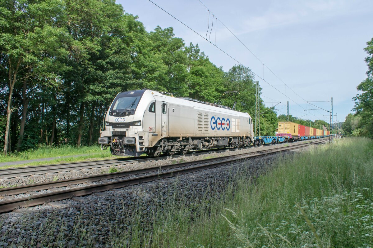 159 214-6 ist am 15.06.2021 mit einen Containerzug in Vollmerz unterwegs.