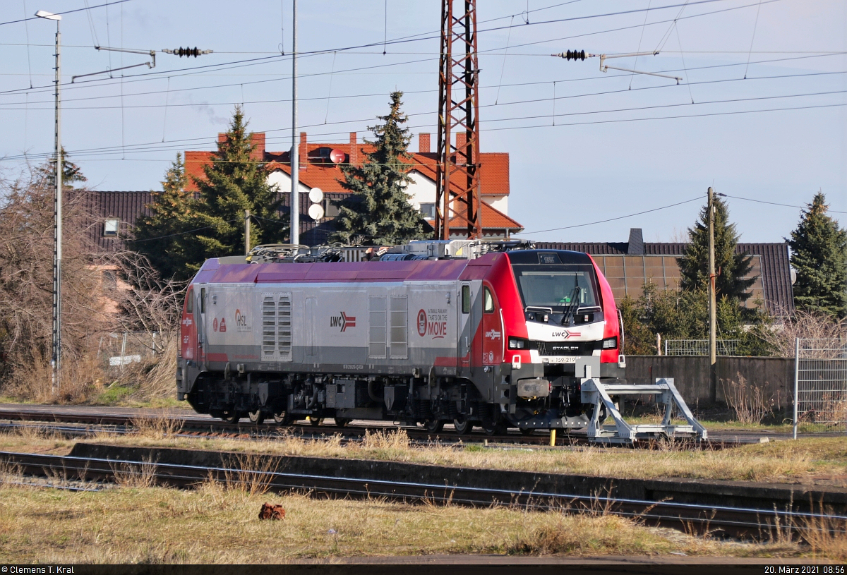 159 219-5 (Stadler Eurodual 2159) verbringt ihre Wochenendruhe im Bahnhof Großkorbetha.
Aufgenommen am Ende des Bahnsteigs 6/7.

🧰 Rail Care and Management GmbH (RCM)/European Loc Pool AG (ELP), vermietet an die LWC Lappwaldbahn Cargo GmbH (LWC), untervermietet an die HSL Logistik GmbH (HSL)
🕓 20.3.2021 | 8:56 Uhr