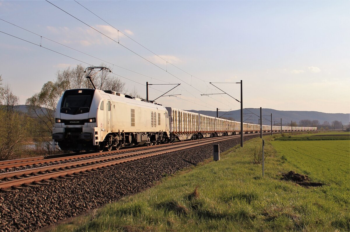 159 220 (EBS) fuhr am 27.04.21 mit einem Bretterzug durch Etzelbach Richtung Jena.