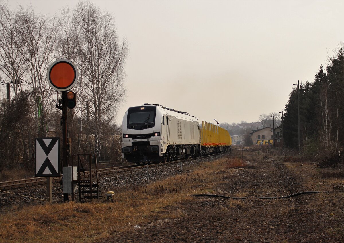 159 220 (EBS) fuhr am 09.03.21 mit einem leeren Hozzug durch Pößneck oberer Bahnhof nach Saalfeld.