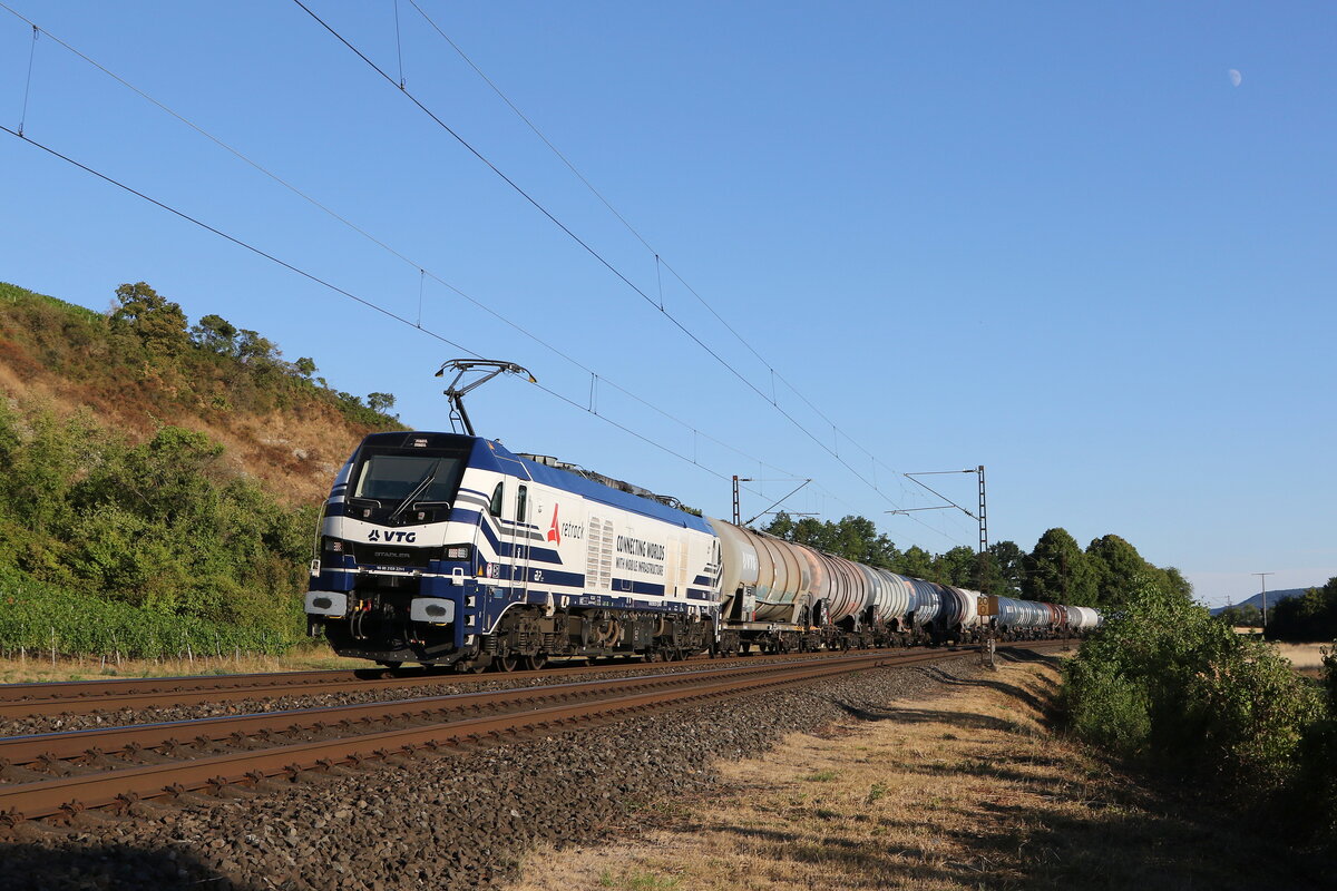159 221 war mit einem Kesselwagenzug am 6. August 2022 bei Himmelstadt in Richtung Gemünden unterwegs.