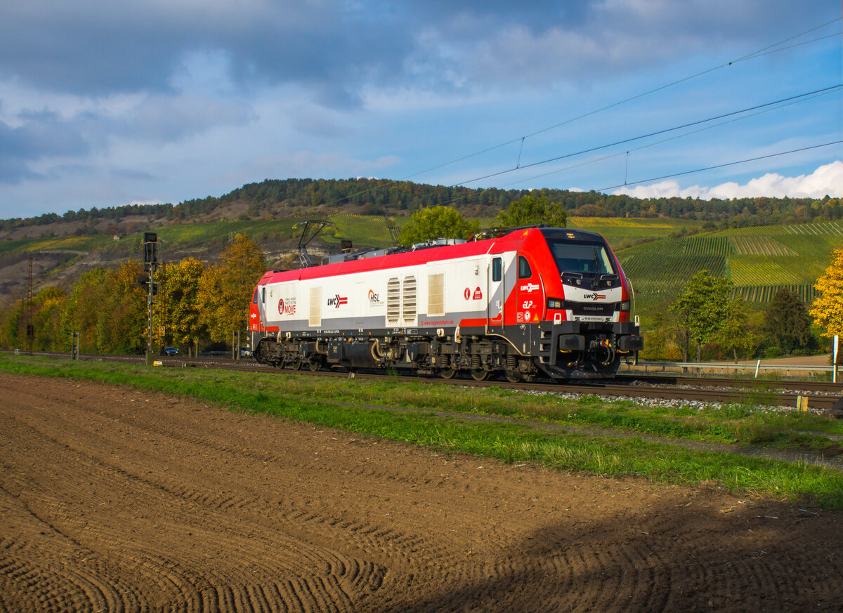 159 223-7 ist am 12.10.2022 solo in Richtung Würzburg bei Thüngersheim unterwegs