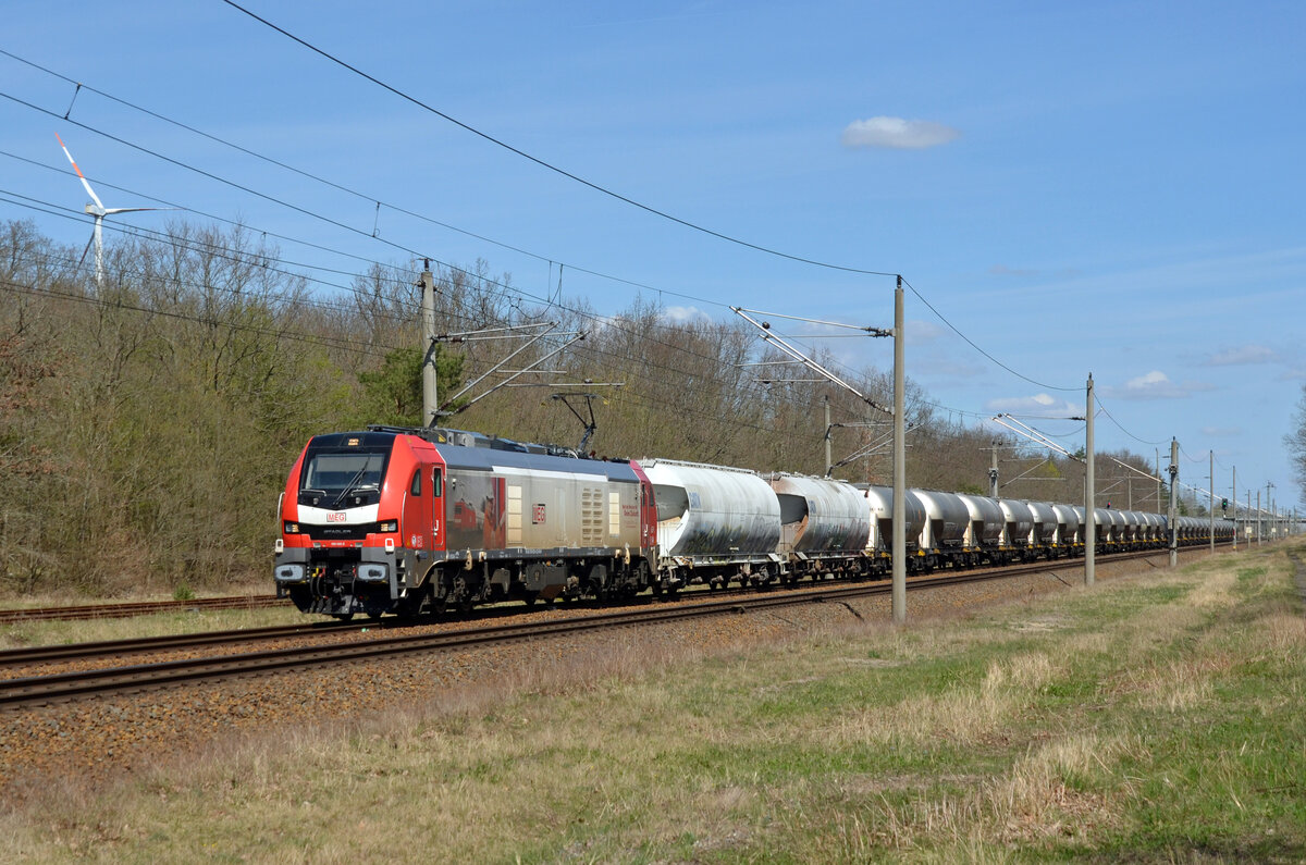 159 225 der MEG rollt mit einem Zementsilozug am 18.04.22 durch Burgkemnitz Richtung Bitterfeld.