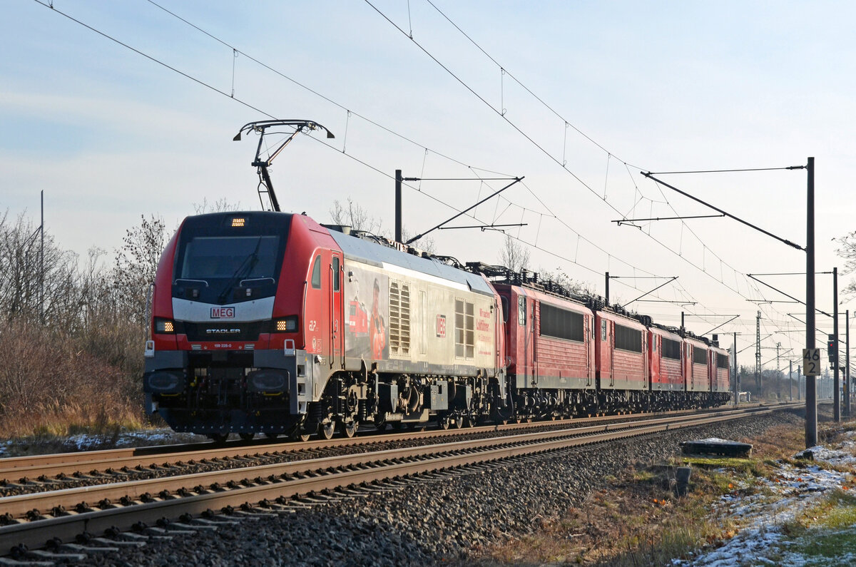 159 226 der MEG schleppte am 07.12.21 einen Schrottlok-Zug von Engelsdorf nach Opladen, hier passiert der Zug Greppin Richtung Dessau. Bei den geschleppten Loks handelt es sich um 155 019, 155 099, 155 245, 155 243 und 155 061.