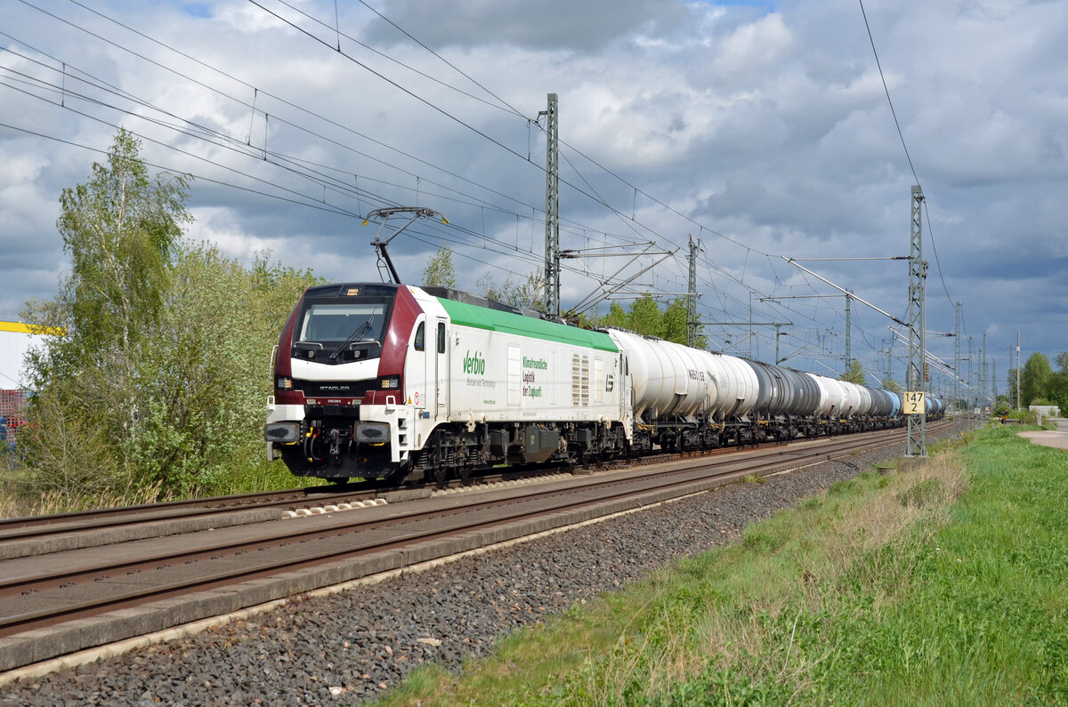 159 228 der LEG schleppte am 16.04.24 einen Kesselwagenzug durch Landsberg Richtung Halle(S).