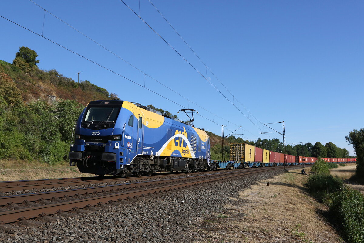 159 229  KRATOS  von EVB  mit einem Containerzug am 6. August 20222 bei Himmelstadt am Main.