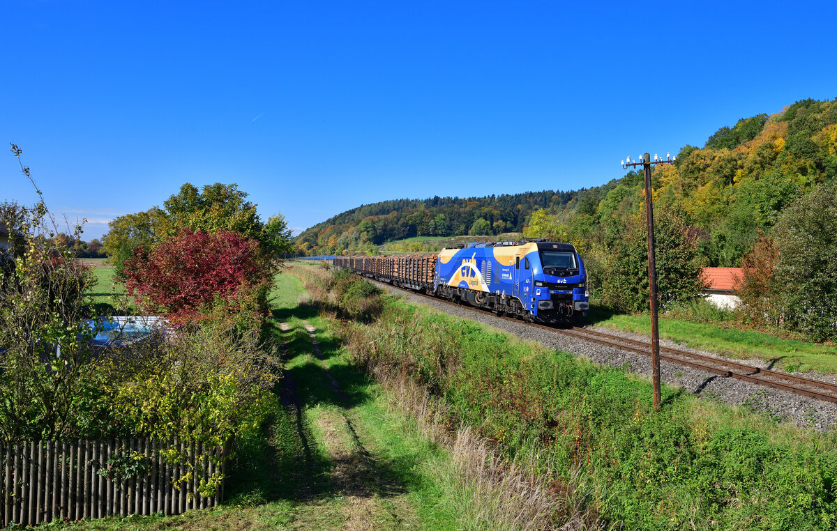 159 229 mit einem Holzzug am 10.10.2022 bei Halbmeile.