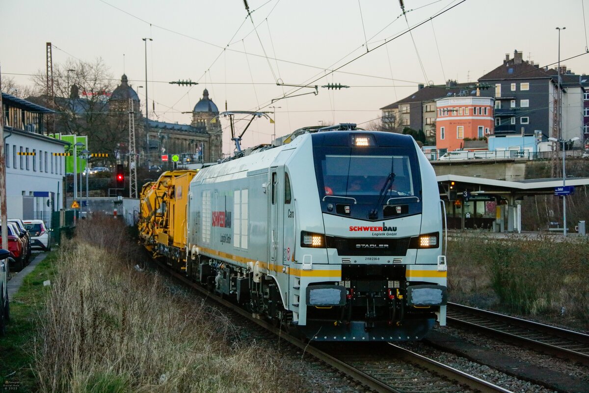159 236-9 Schweerbau Eurodual mit Bauzug in Wuppertal, März 2022.