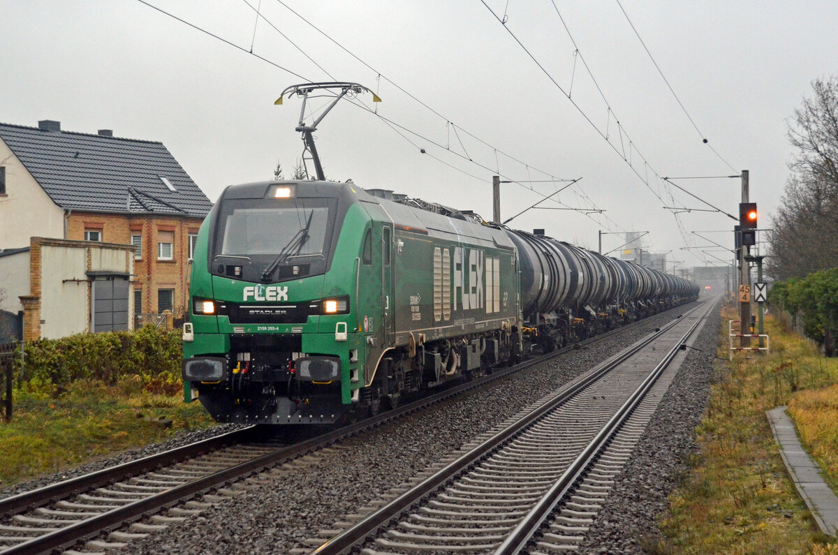 159 253 der Flex rollte am 14.12.23 mit einem Kesselwagenzug durch Greppin Richtung Bitterfeld.