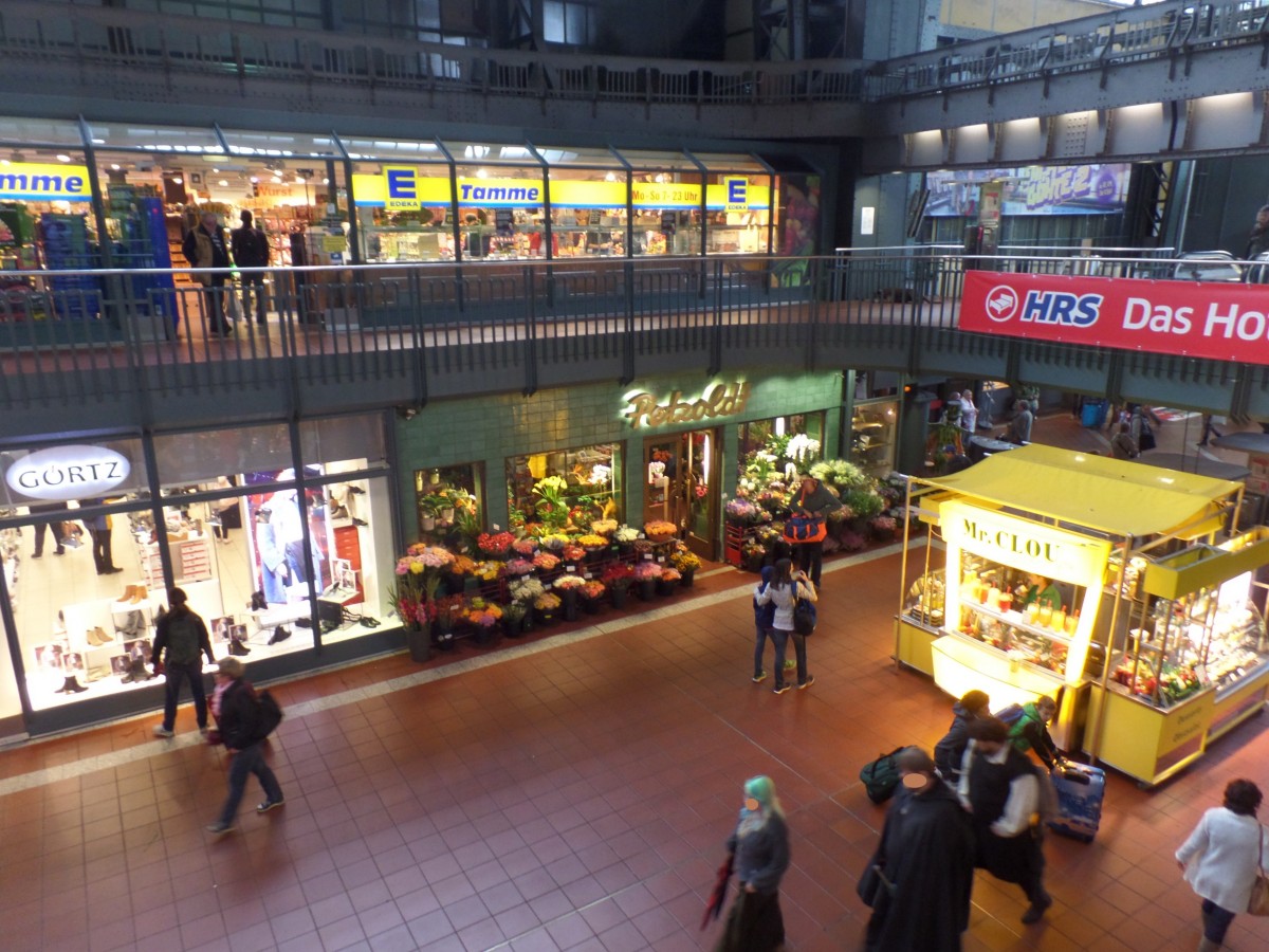 1594 Hamburg Hbf am 5.9.2015: Blick in die Wandelhalle mit dem denkmalgeschützten Blumenladen