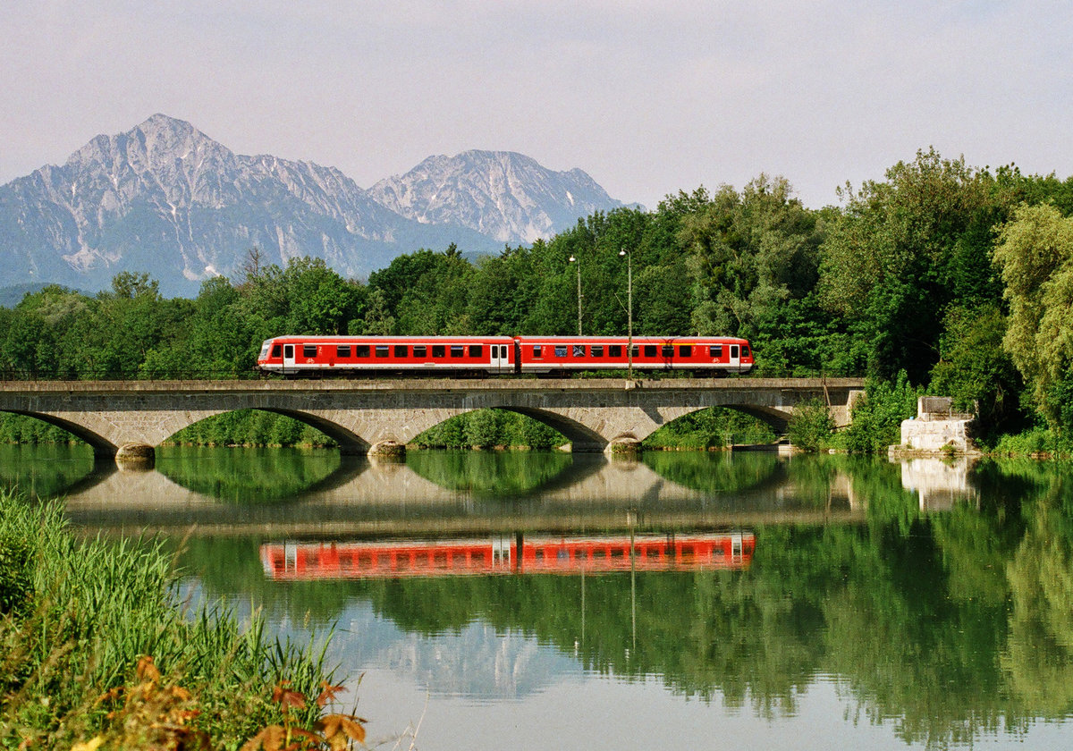 15.Juni 2005, Saalachbrücke Freilassing/Salzburg, der Nahverkehrtriebwagen der BR 628 pendelte auf der KBS 943 zwischen Mühldorf und Salzburg.