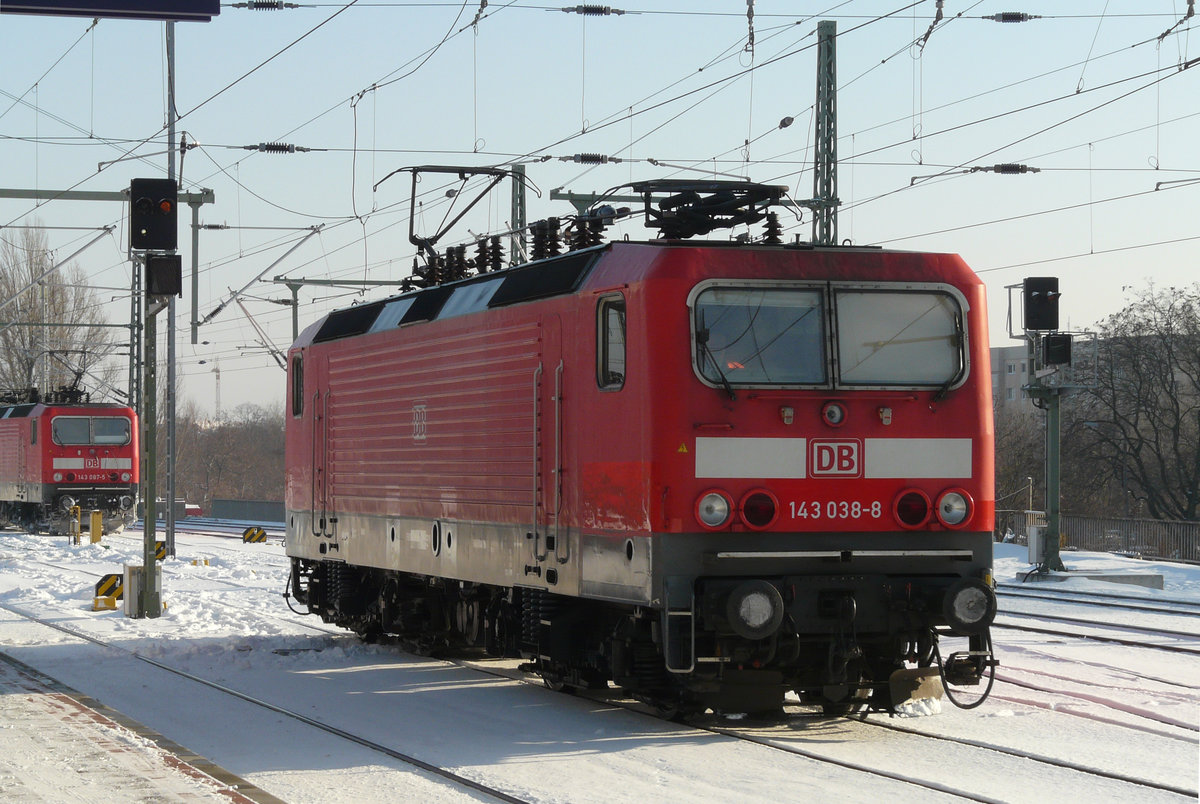 16. Dezember 2010, Dresden Hauptbahnhof, 143 038 und 143 087 warten auf die nächsten Einsätze 
