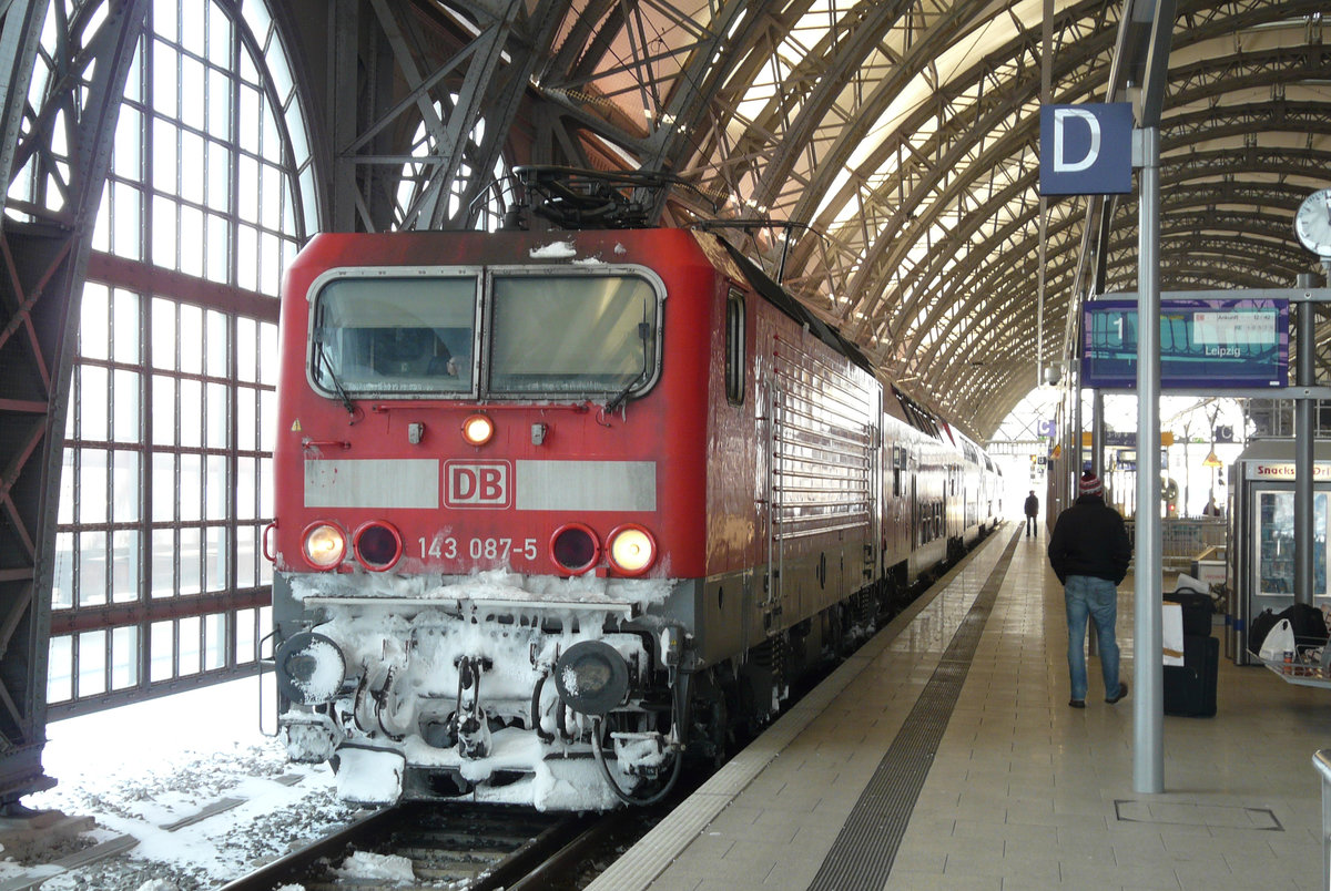 16. Dezember 2010, Dresden Hauptbahnhof, der Regionalexpress von Leipzig ist am Bahnsteig 1 eingefahren.  